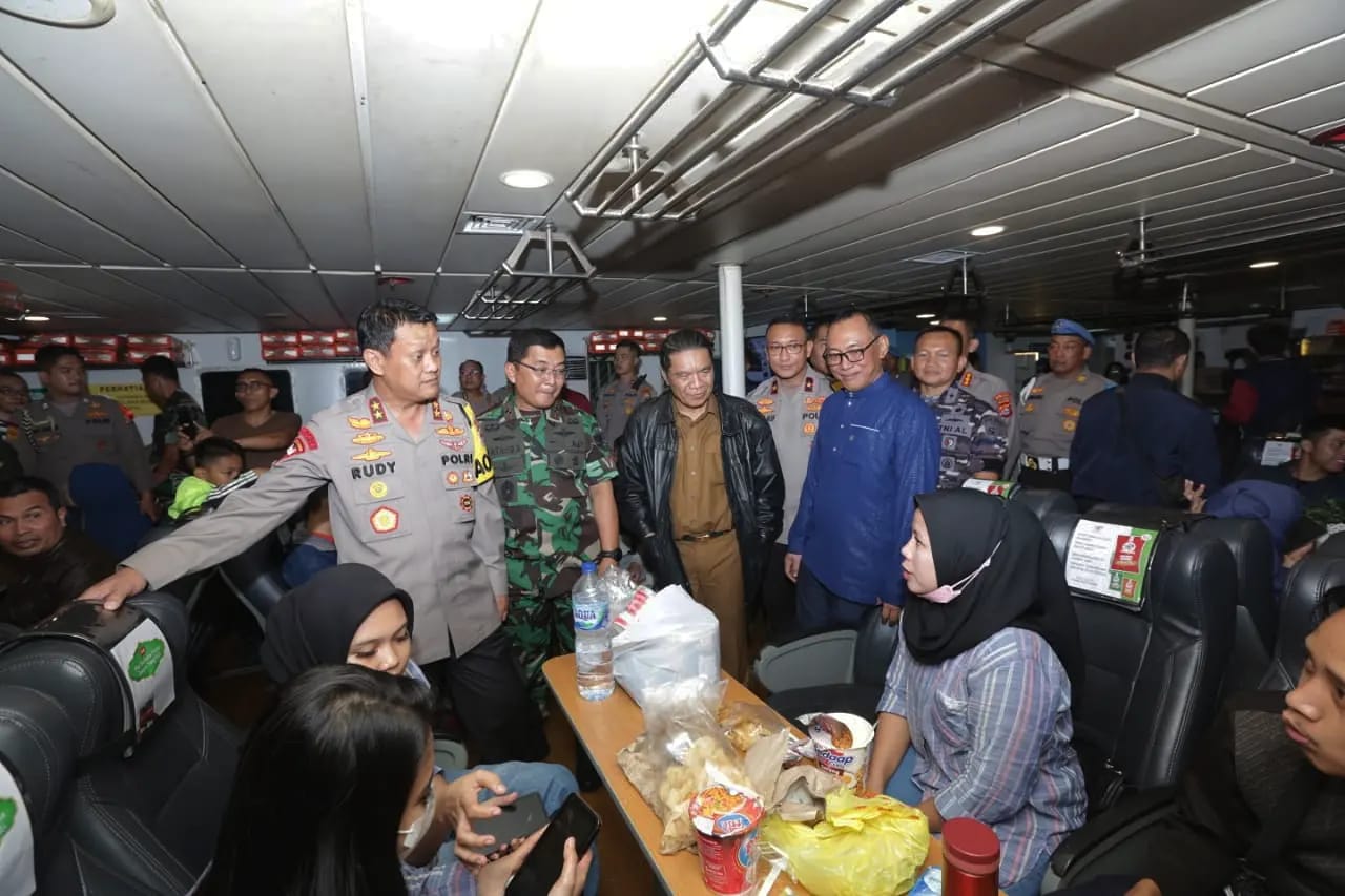 Tinjau Pelabuhan Merak, Pj Gubernur Banten Al Muktabar Pastikan Pelayanan Arus Mudik Optimal