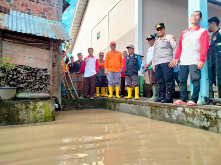 Wabup PALI Drs.H.Soemarjono Tinjau Lokasi terdampak banjir bandang luapan air dari sungai Lematang