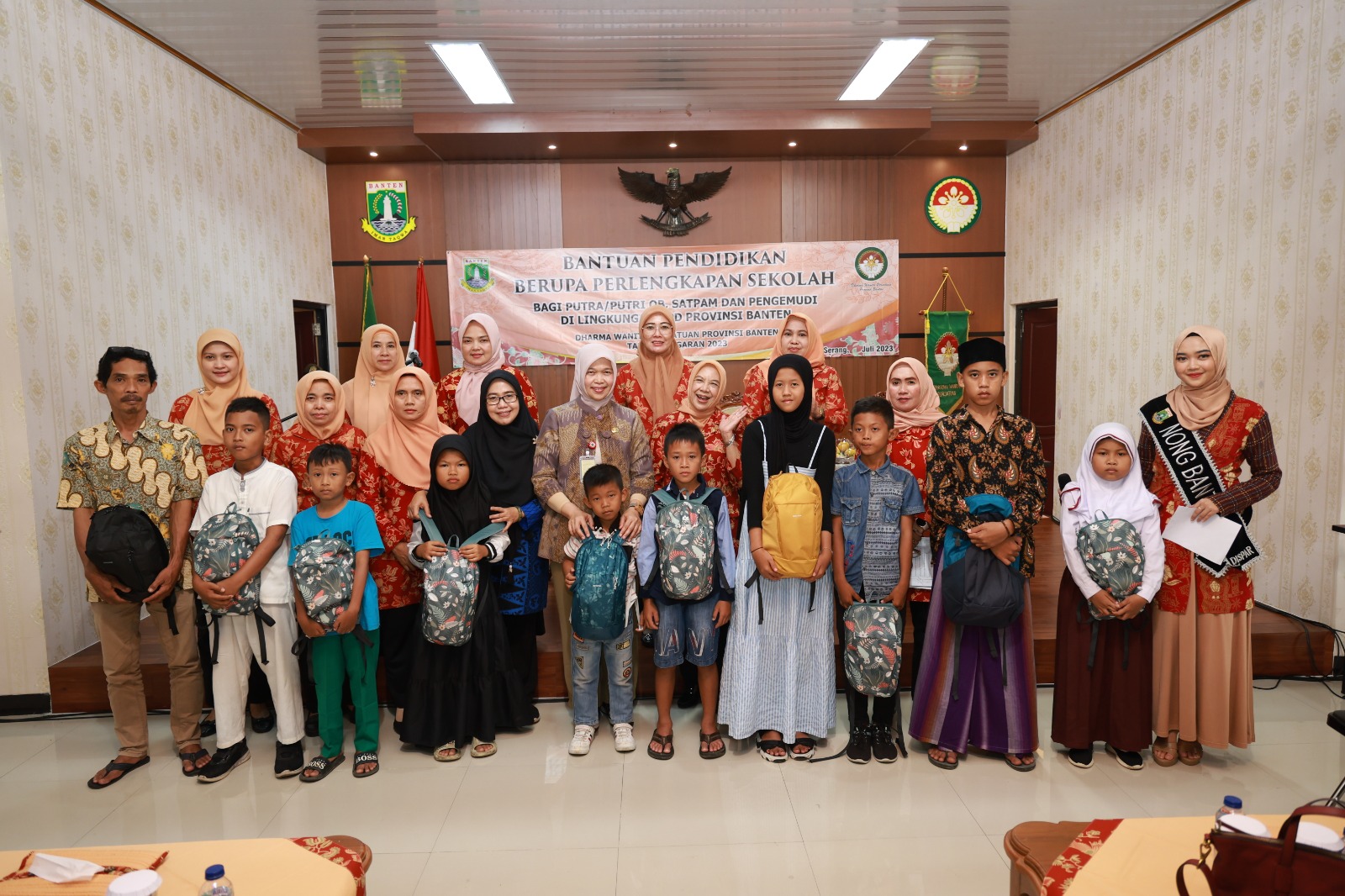 Pemprov Banten Serahkan Bantuan Pendidikan Perlengkapan Sekolah