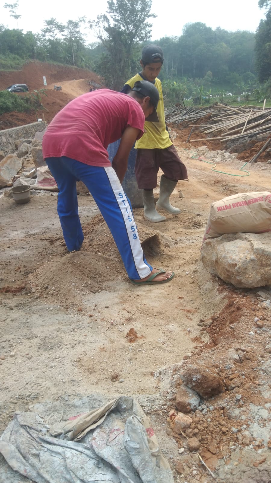 Dugaan proyek BMKG di Desa Gunungsari Abaikan APD dan K3 Pekerja