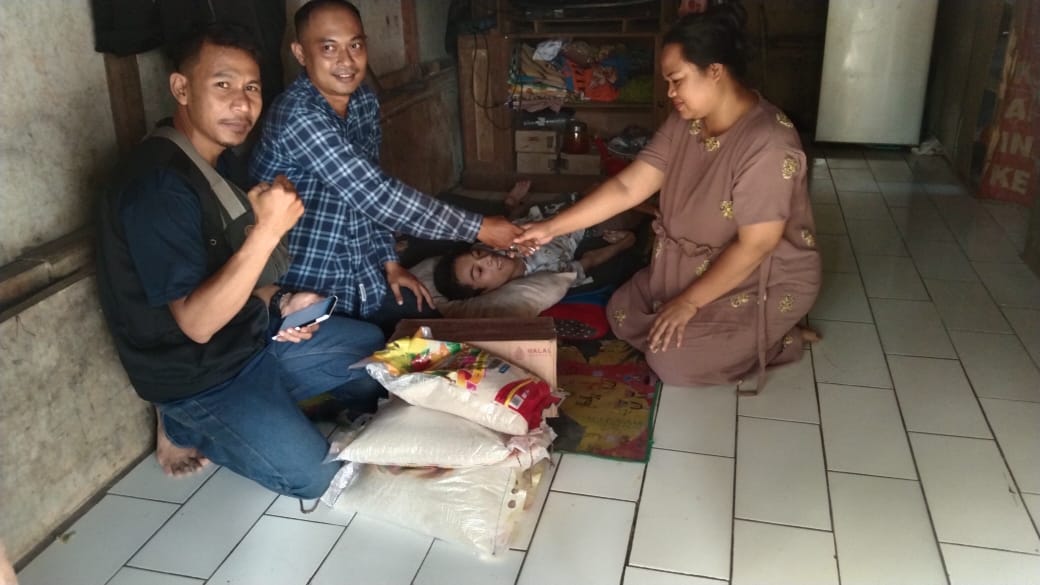 Sebagai wujud rasa kepedulian sosial terhadap anak penyandang disabilitas, Persatuan Wartawan Indonesia (PWI) Kabupaten Serang mengunjungi Arif,