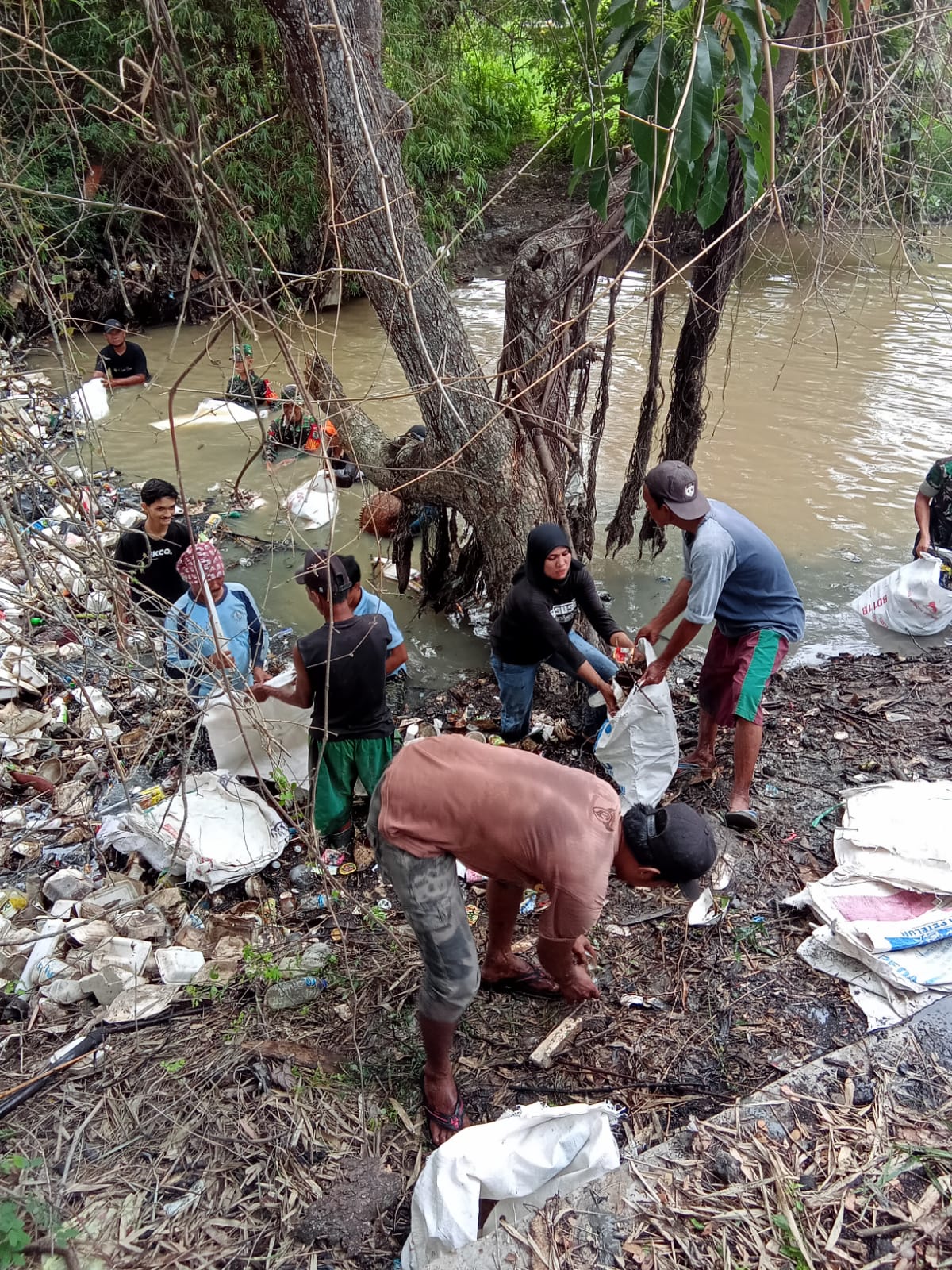 Peringati Hari Jadi yang ke 4, Kopisusu Bersama dengan Koramil 0602-10/Pontang Bersihkan Sungai Ciwaka Timur dan Tanam Pohon