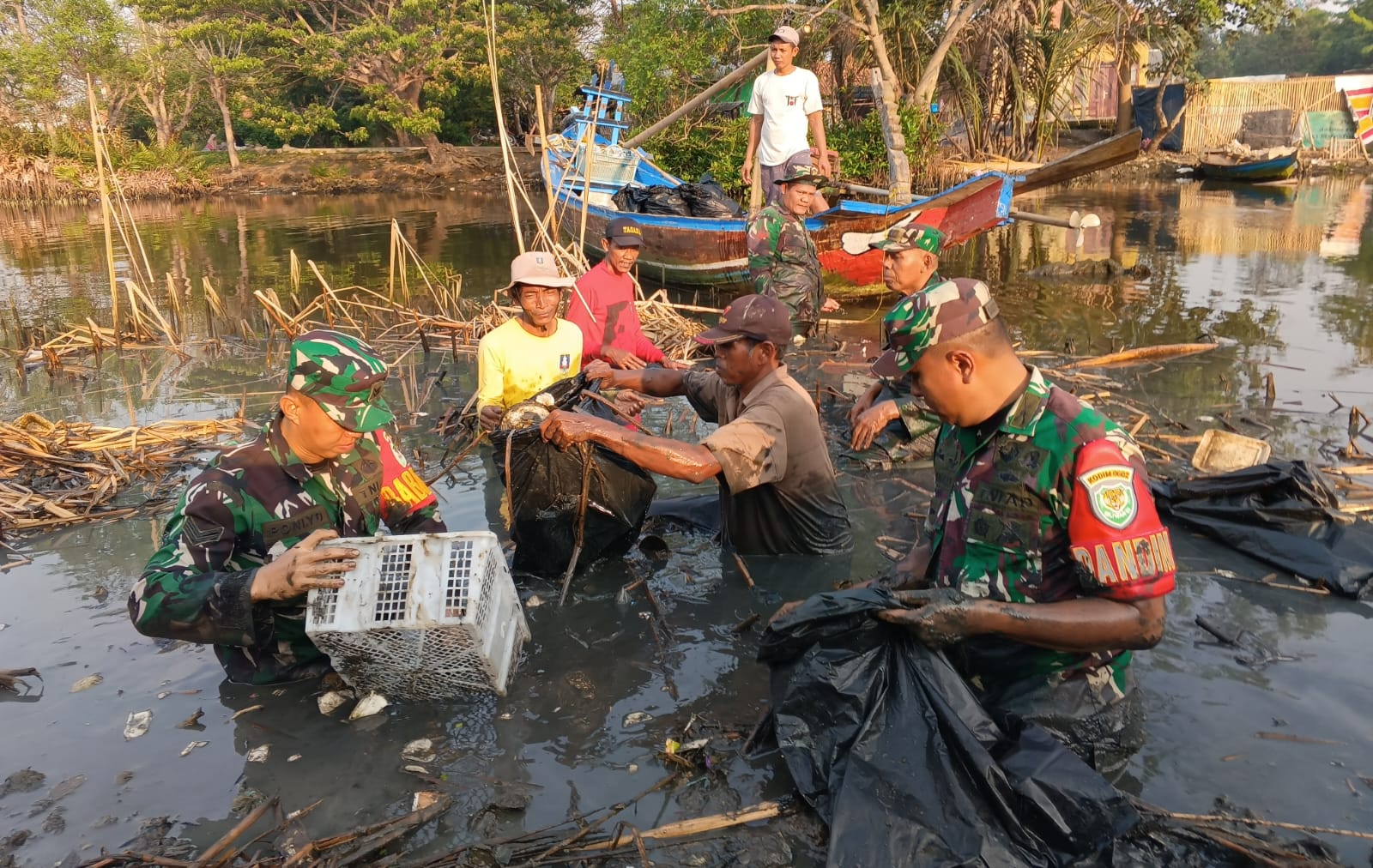 Dandim 0602/Serang Terjun Langsung Bersihkan Sampah Di Sungai Cidurian Kampung Tanara