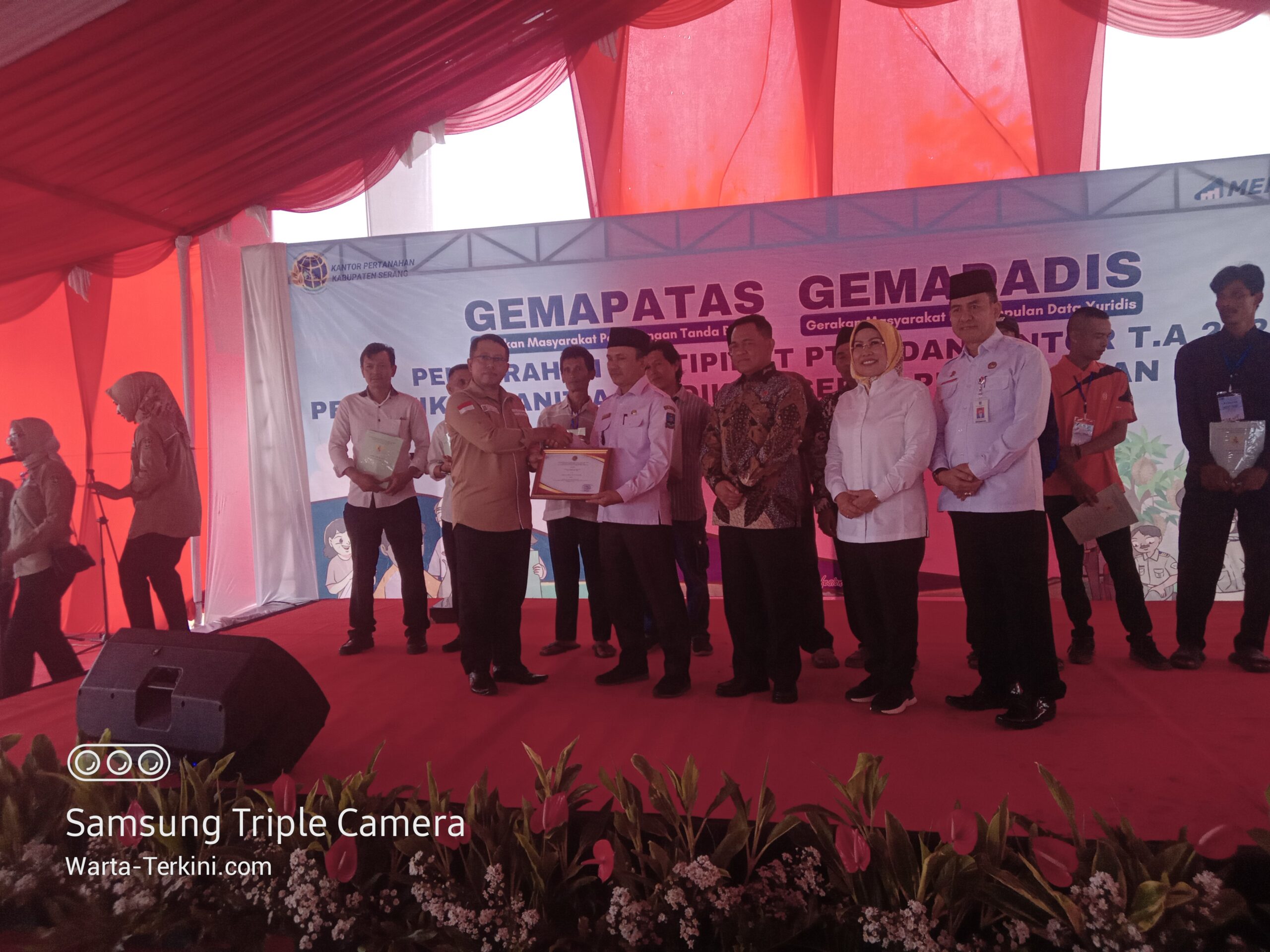 BPN Kabupaten Serang memberikan Penghargaan Kategori Terbaik kepada Kepala Desa Gunungsari, yaitu Maemun