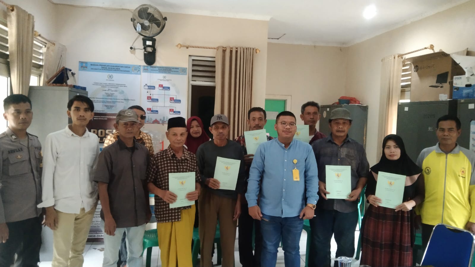 Sebanyak 100 sertifikat telah diberikan oleh Bambang, kepala desa Sukalaba