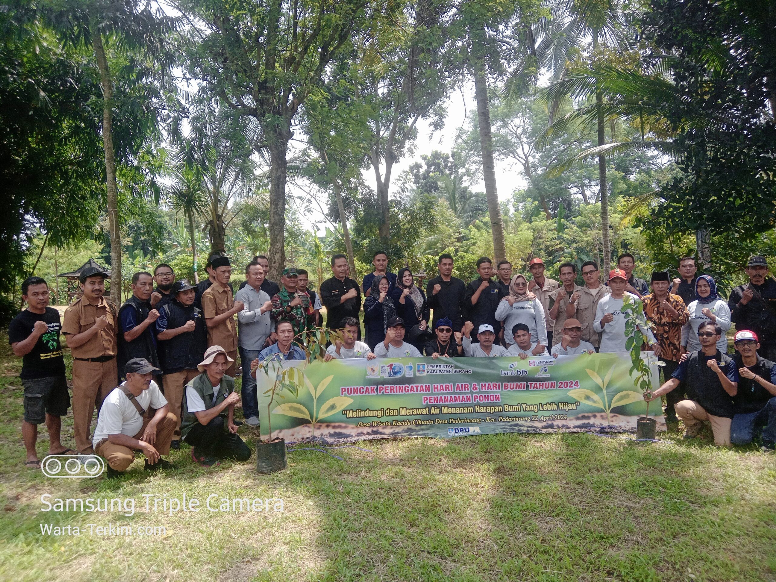 Untuk menjaga kelestarian alam di sekitar Kabupaten Serang, Dinas PUPR bersama komunitas Pelita menyelenggarakan aksi penanaman pohon