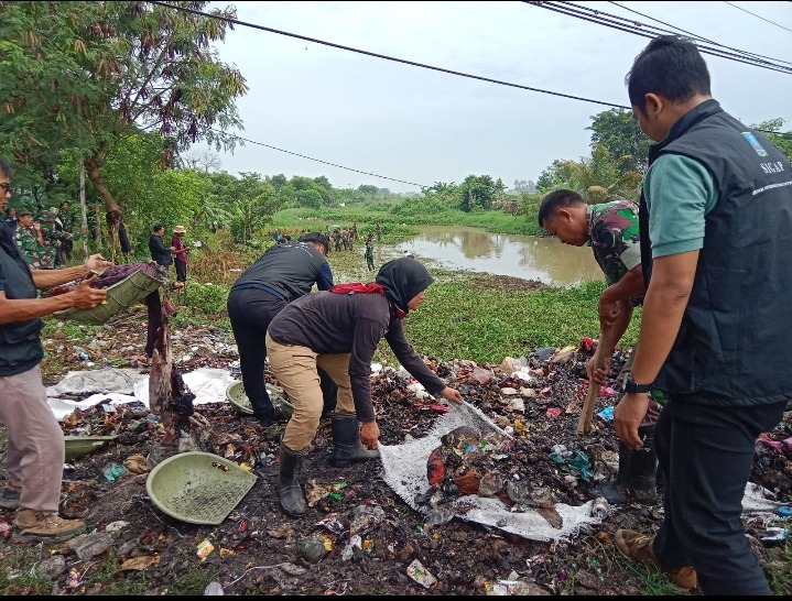 Kopisusu Bersama Kodim 0602/Serang dan DPUPR Kabupaten Serang Bersihkan Sungai Pembuang Ciwaka Pontang