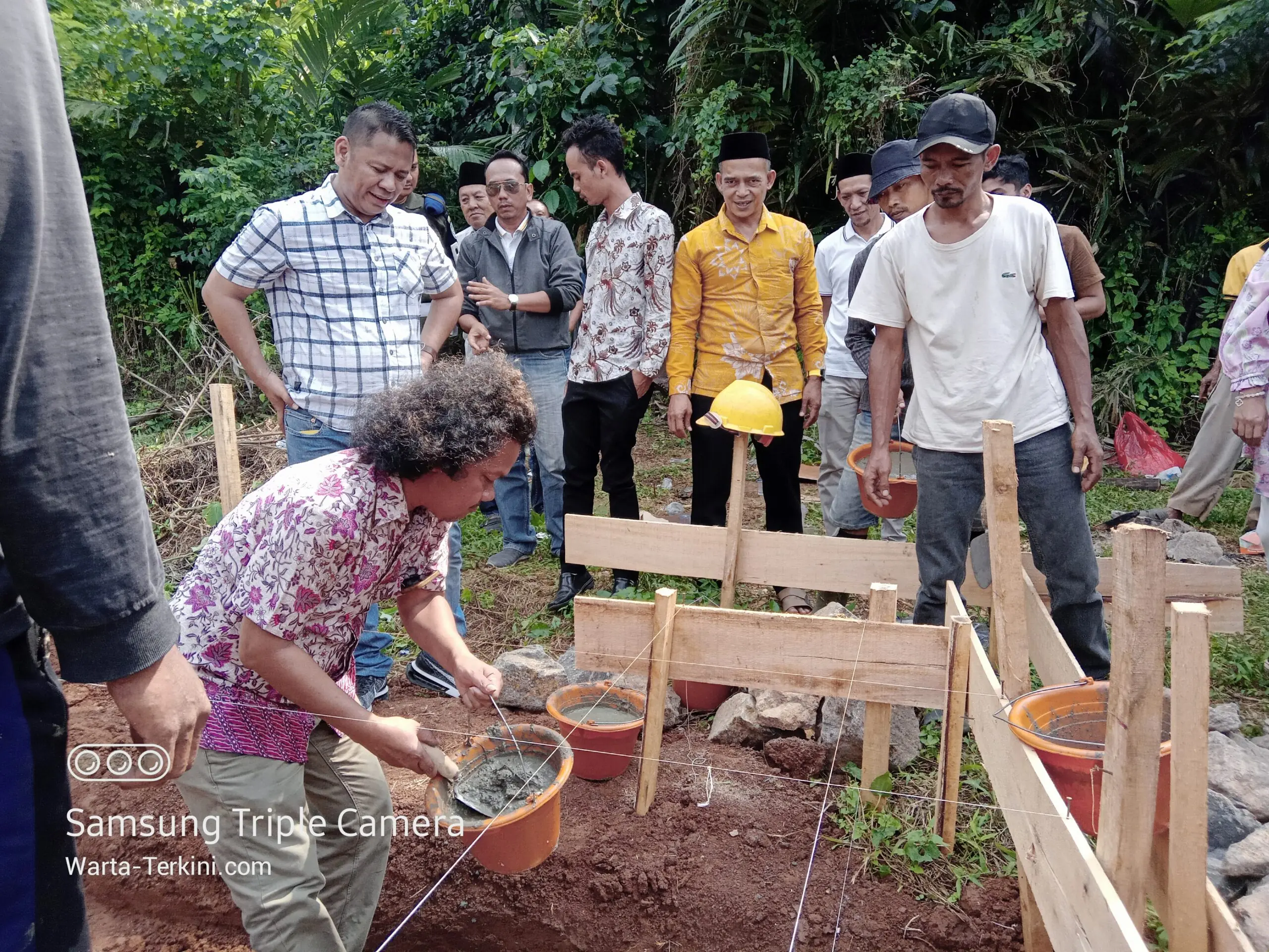 Kepala Desa Kaduagung kecamatan Gunungsari hadiri acara peletakan batu pertama pembangunan bangunan dari CV Nugraha Jaya Utama.