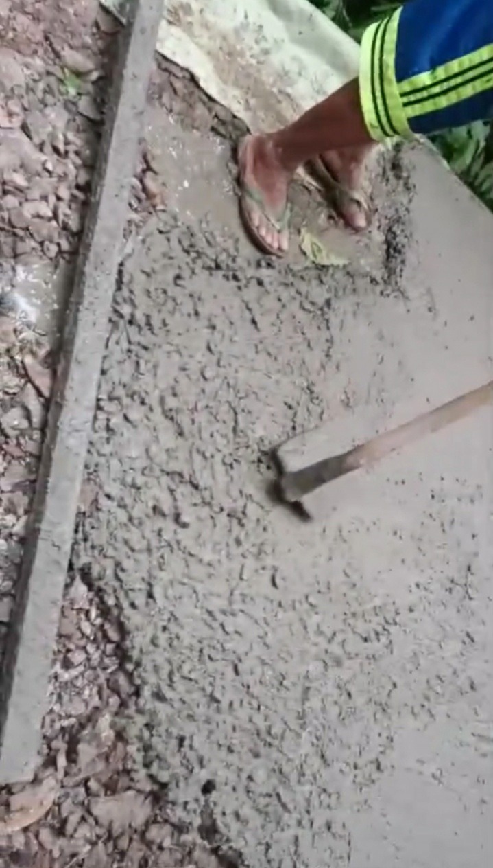 Pembangunan jalan rabat beton di Desa Pasirwaru diduga subkontrak ke pihak lain dan mengabaikan keselamatan kerja (K3