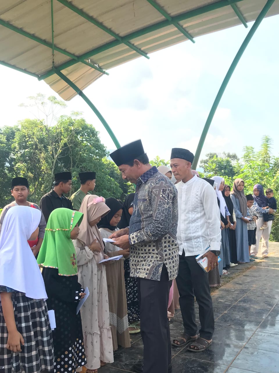 Untuk merayakan 10 Muharram 1446 Hijriyah, Bambang selaku kepala Desa Sukalaba mengadakan acara untuk menyantuni anak yatim piatu