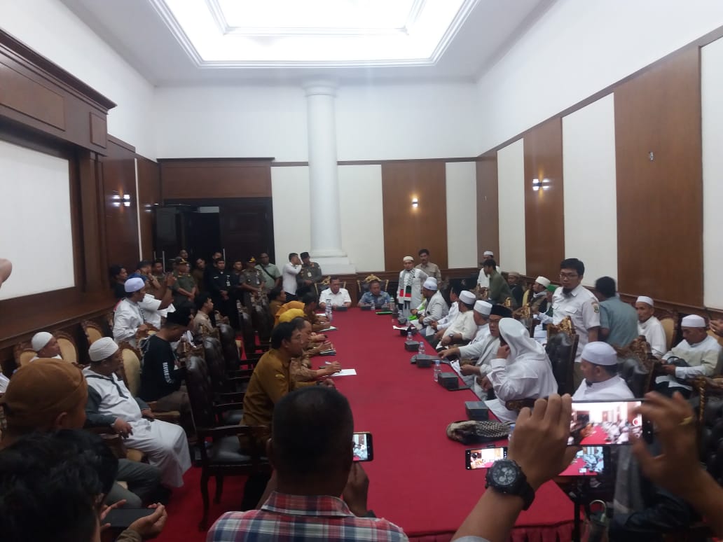 Pj Gubernur Banten A Damenta Terima Perwakilan Massa Aksi Front Persaudaraan Islam