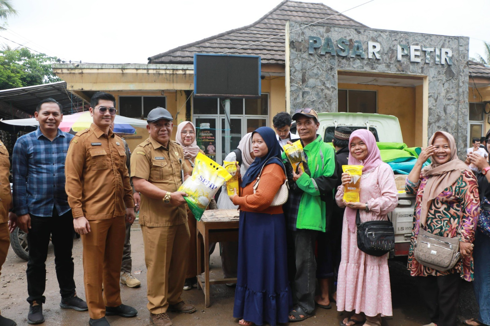 Tinjau Pasar Petir, TPID Kabupaten Serang Gelar Operasi Pasar