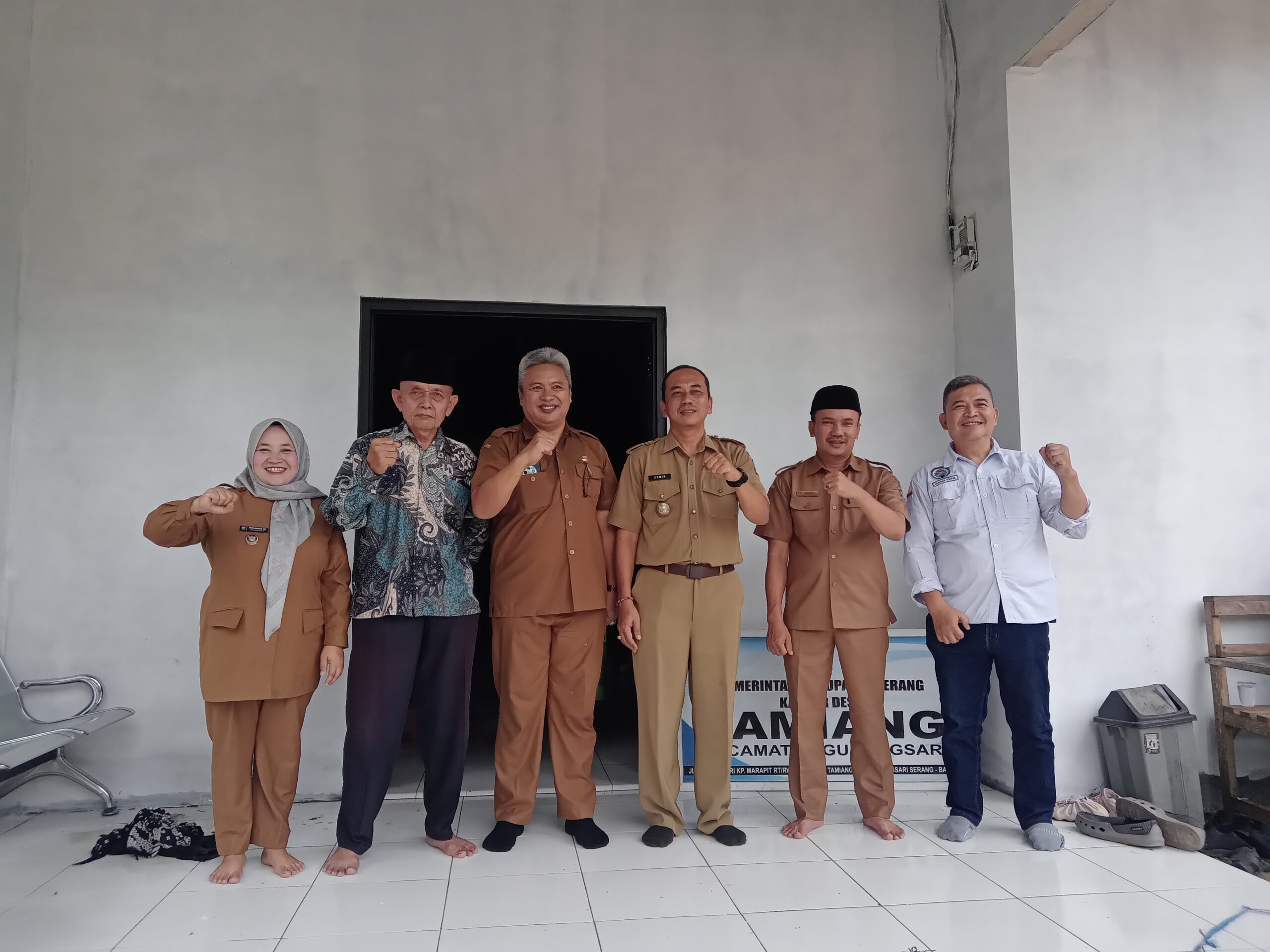 Peresmian dan acara syukuran untuk kantor desa Tamiang dihadiri oleh DPMD dan seluruh kepala desa.