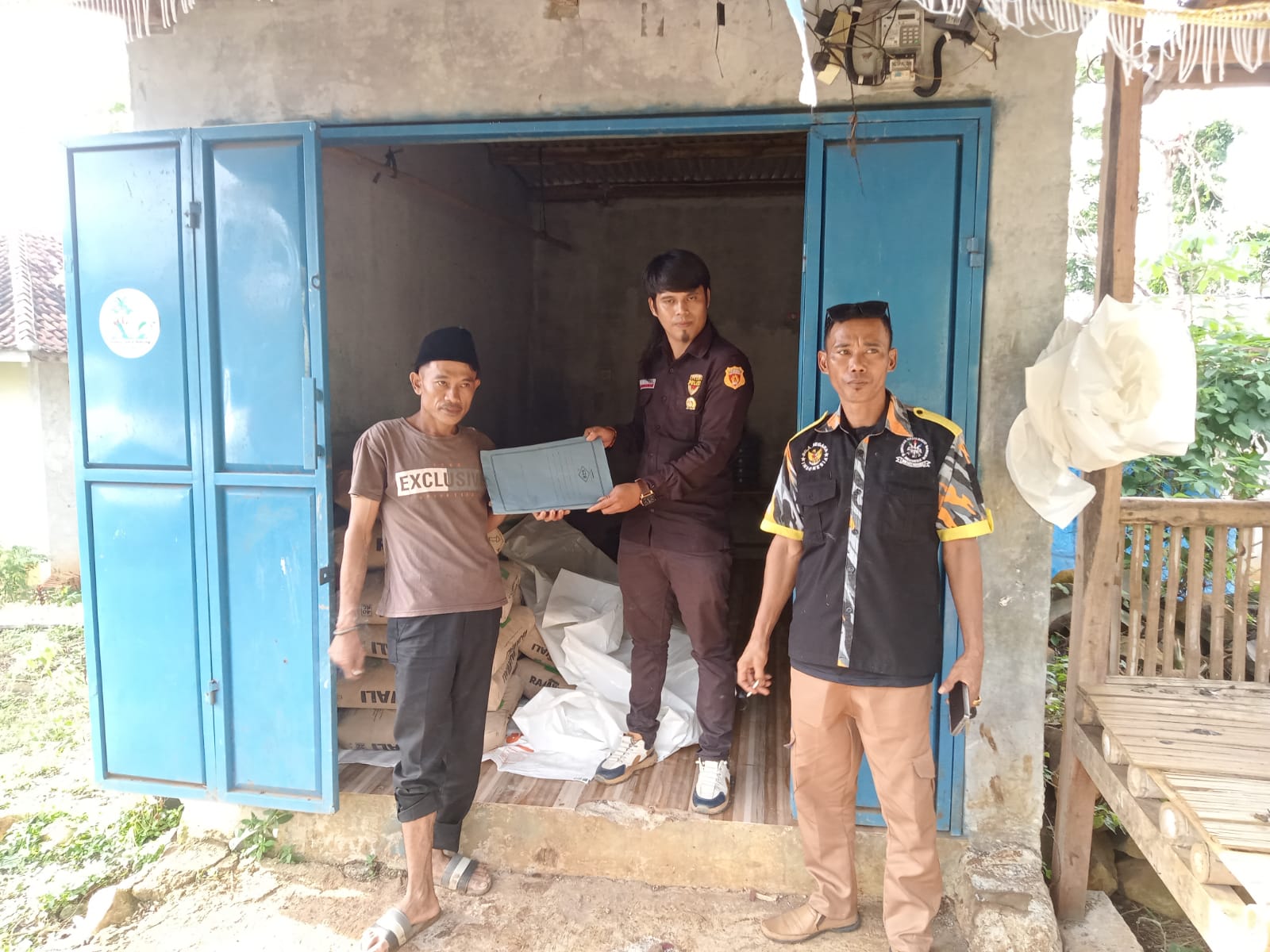 Samboja, Mantan Kades Cibarengkok Yang Kini Sukses Duduk di Kursi DPRD Lebak, Sumbangkan Puluhan Sak Semen Untuk Masjid Al- lman.